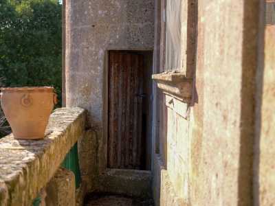 Usciamo e tramite il ballatoio raggiungiamo una porticina in legno che ci conduce in una delle quattro torri...